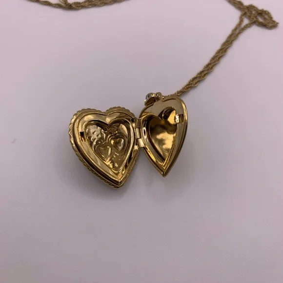 Vintage gold tone heart shape locket necklace - Picture 4 of 6